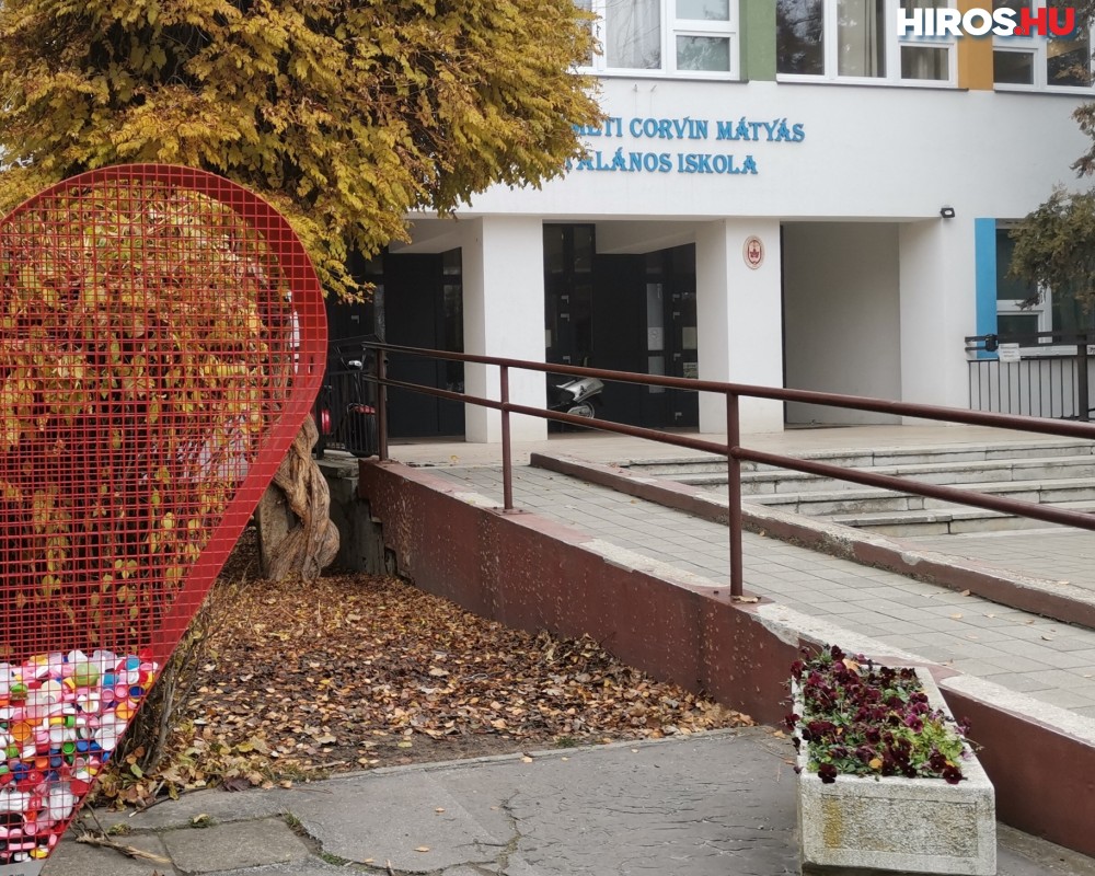 Digitális konferenciát rendeznek a Mátyás iskolában a szülőknek