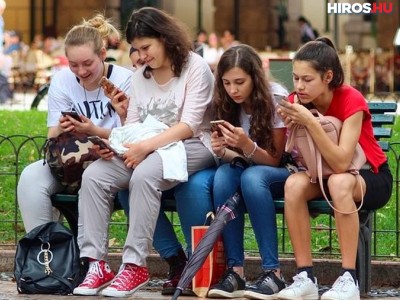 A fiatalok 96 százalékának okostelefonja van