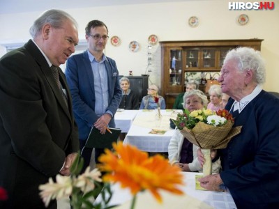 Ma is kapál, gondozza a rózsákat a 95 éves Juliska néni