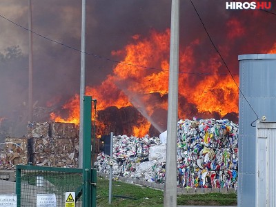 Több méter magasra csaptak fel a lángok a felgyői hulladéklerakóban