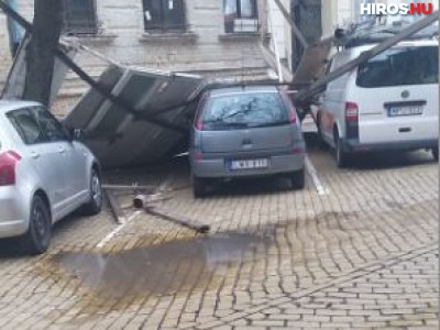 Állvány borult egy kocsira a viharos szélben