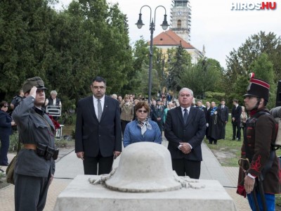 Hősök napja: koszorúzás a Deák téri világháborús emlékműnél is 
