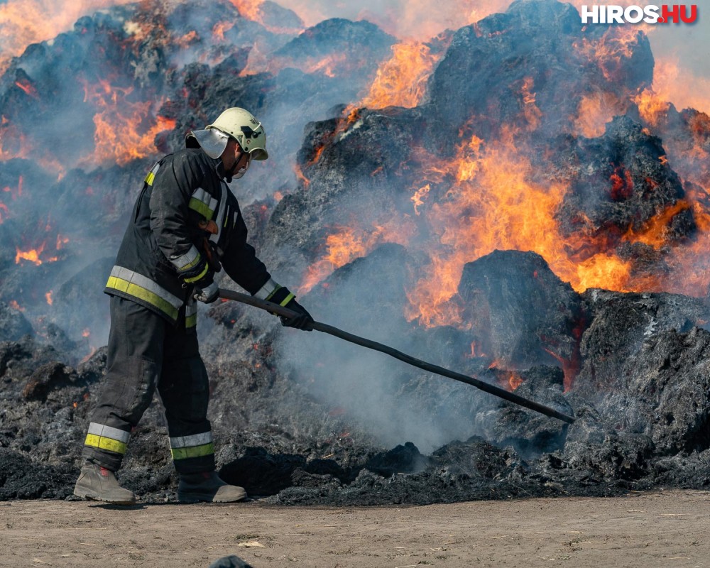 Kétezer körbála lángolt Újsolt határában