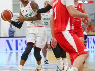 Hanga Ádám (b) a Magyarország-Georgia felkészülési kosárlabda-mérkőzésen a kecskeméti Messzi István Sportcsarnokban 2022. augusztus 5-én. MTI/Bús Csaba