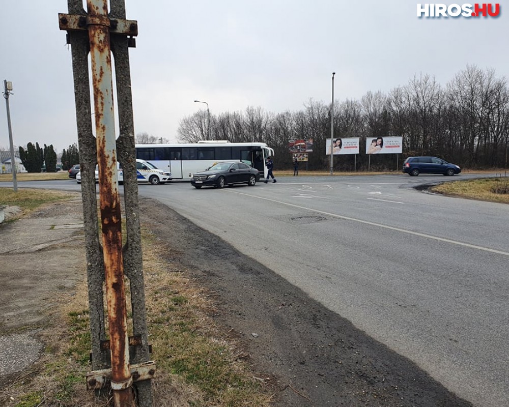 Busz ütközött egy személyautóval Kecskeméten - Videóval