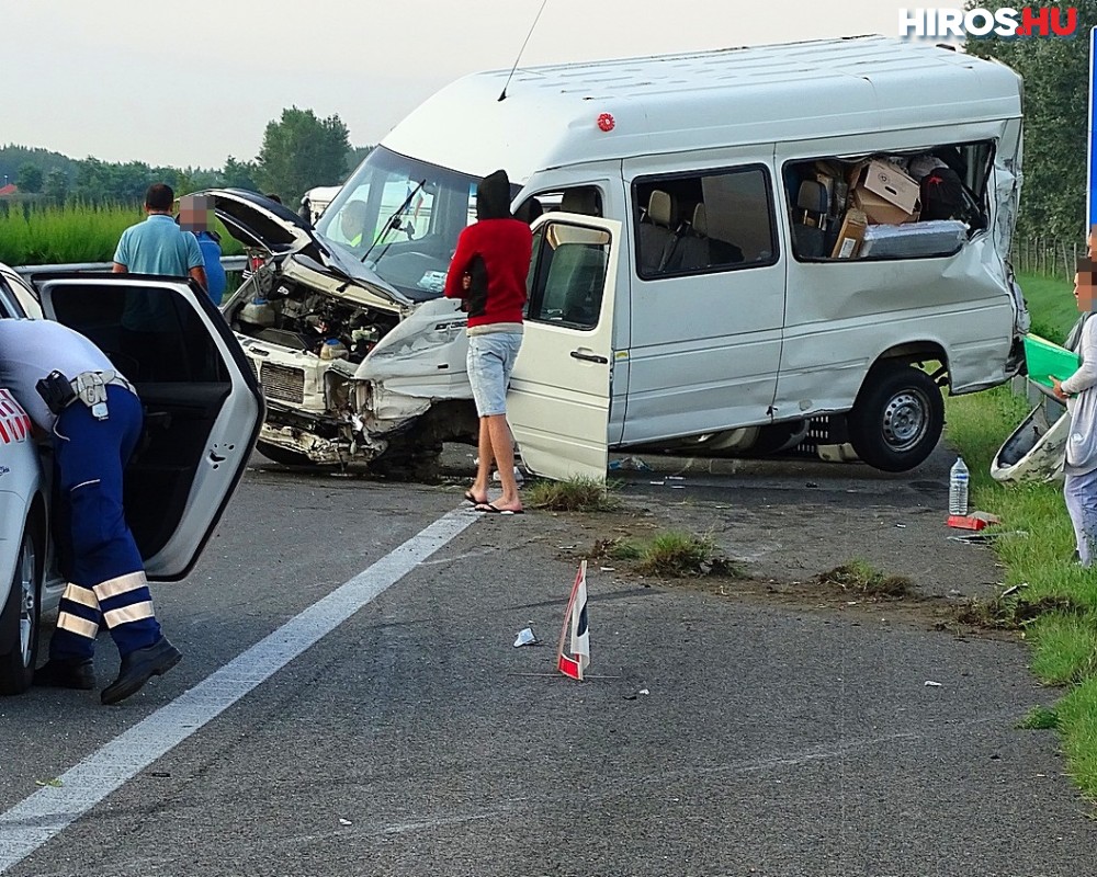 Elaludt a sofőr és szalagkorlátnak csapódott