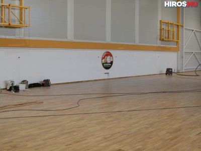 Elkészült a parkettázás a Kosárlabda Akadémia épülő új sportcsarnokában