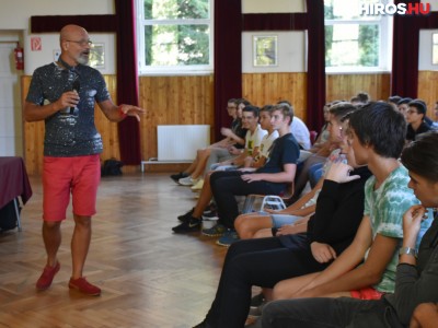 Zacher Gábor Katonás diákoknak tartott előadást