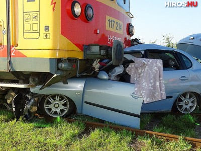 Maga alá gyűrte a vonat a kocsit, súlyosan megsérült a sofőr