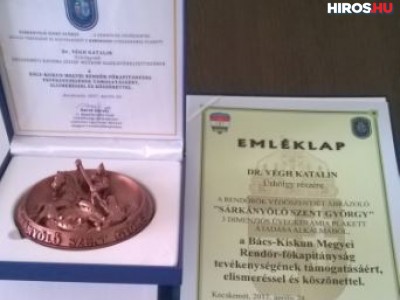 Bronzplakettet kapott a rendőrségtől dr. Végh Katalin