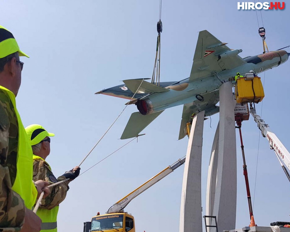 Felújították és visszahelyezték a körforgalom MiG-21-es gépét - Videóval