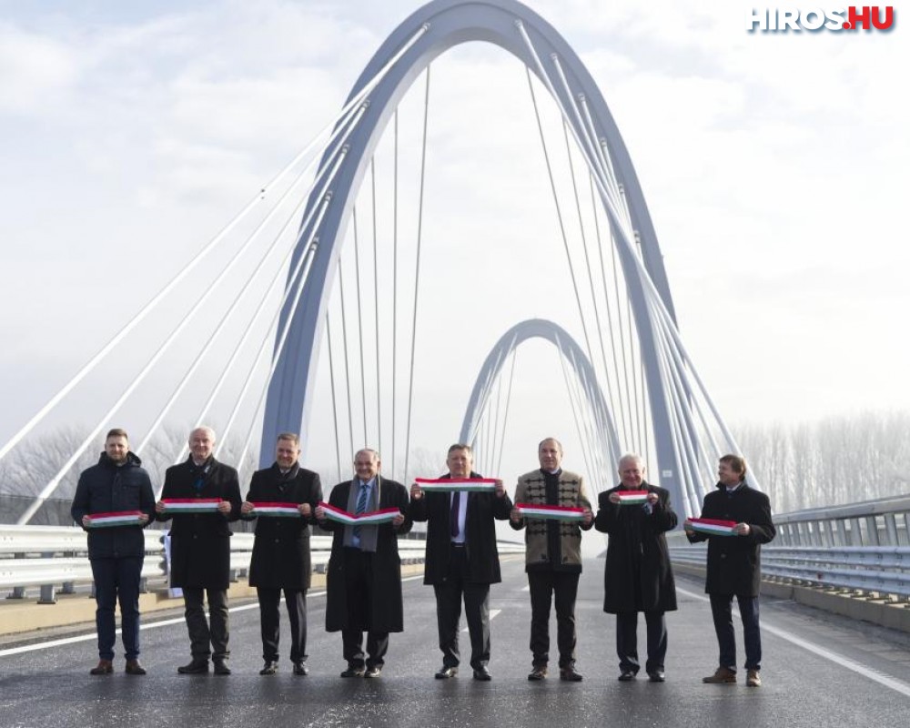 Átadták az új Tiszaugi-hidat 