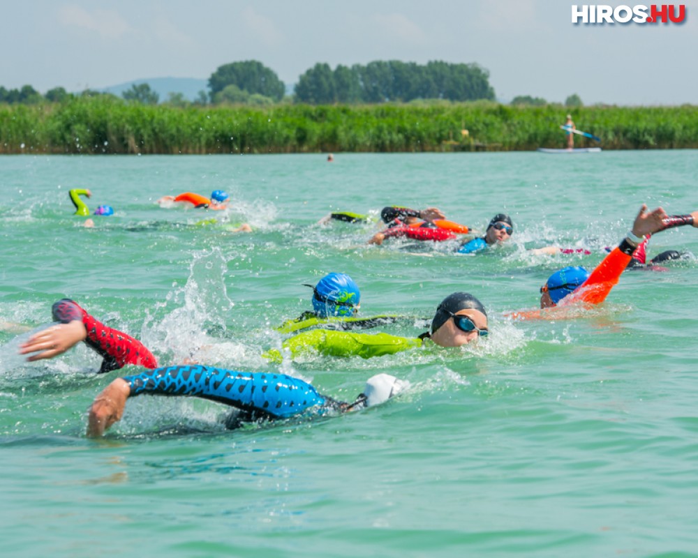 Tízéves gyerekek ússzák át a Balatont