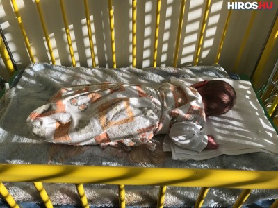 Egy újszülött kisfiút hagytak a babamentő inkubátorban