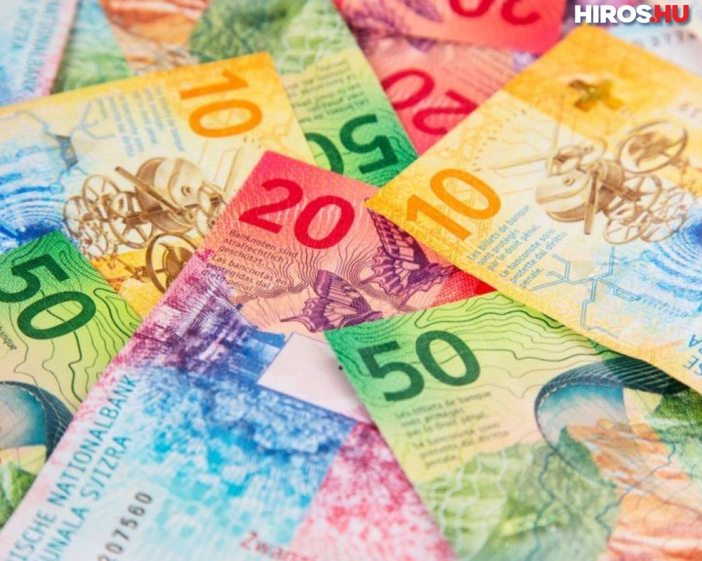 2,4 millió forint értékű svájci frankot lopott