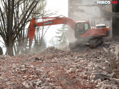 Bontják a régi laktanyaépületeket Homokbányán - Videóval
