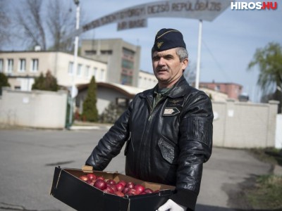 Almát kaptak adományba a katonák