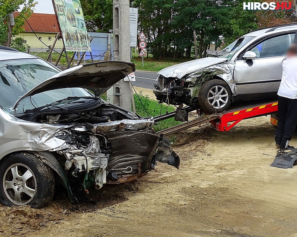 Mindkét gépkocsi totálkárosra tört a balesetben Félegyházánál