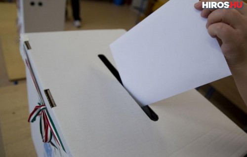Tilos lefényképezni a szavazólapot, de szelfi készíthető a fülkében kép