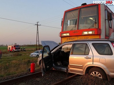 130 méter hosszan tolta maga előtt a szabálytalan sofőr autóját a vonat
