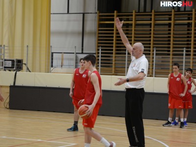 Stojan Ivkovic tart edzést az Akadémia kadett csapatának