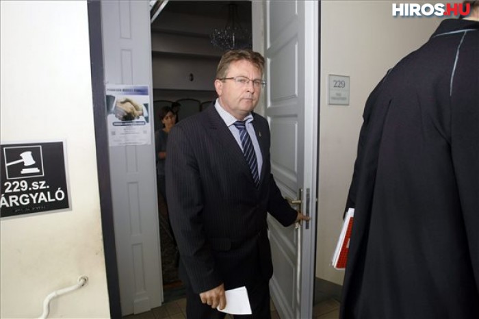  Balogh József távozik a Kecskeméti Járásbíróság tárgyalóterméből a bíróság folyosóján (Fotó: MTI)