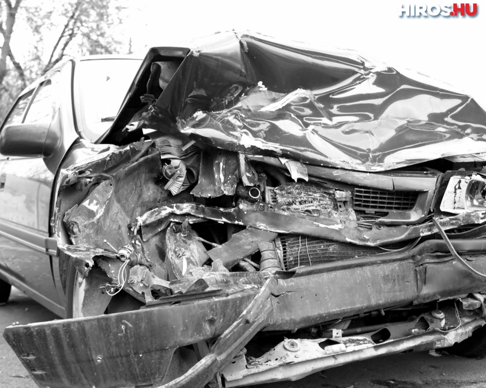 Házfalnak csapódott egy kocsi a Talfája közben