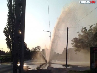 Hét-nyolc méterre spriccelt fel a víz a kamion által kidöntött tűzcsapból