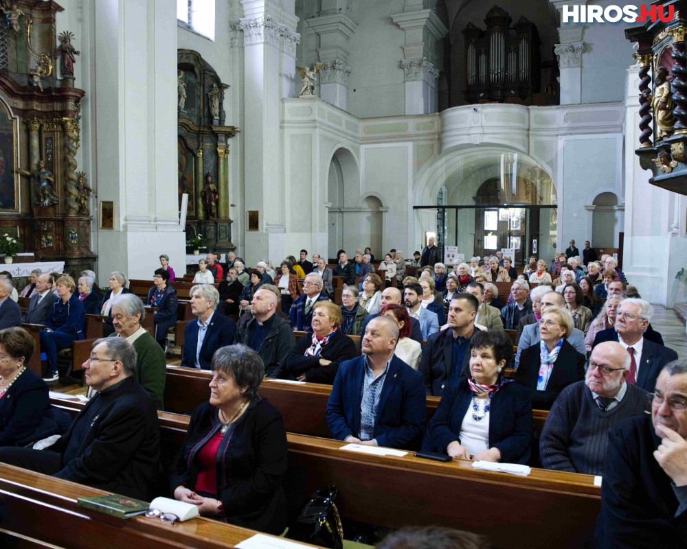 Az Árpád-ház női szentjeiről tartottak konferenciát a piarista templomban - Videóval
