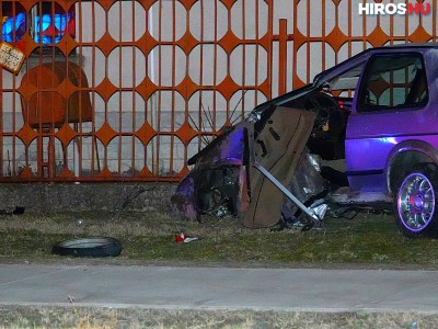 Kerítésnek csapódott az autó, vezetője kirepült a járműből és életét vesztette Tiszakécskén - VIDEÓVAL