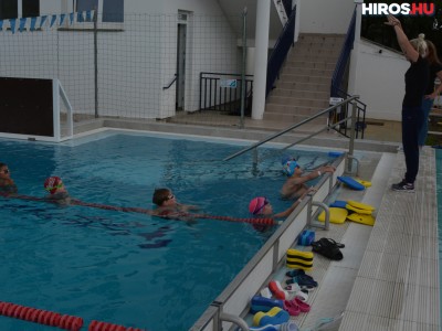 Több mint félezer gyerek vesz részt a Sportiskola nyári úszótáboraiban