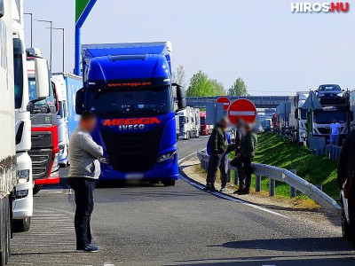 Szerb kamionos szorított le egy magyar autót a Röszkei határátkelő előtt