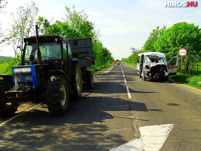 Betegszállító és mezőgazdasági jármű ütközött Kunszentmártonnál