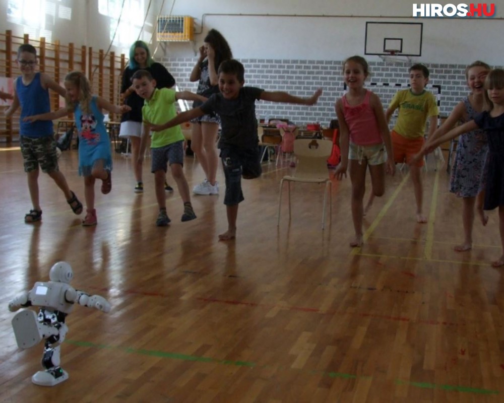 Rendőrrobot edzette a Hetedhét Tábor lakóit