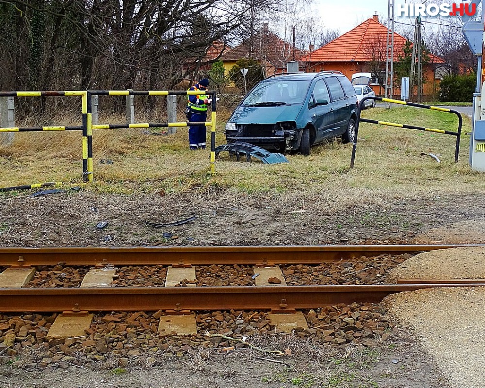 A védőkorlátot átszakítva hajtott a sínekre egy autós Kiskunfélegyházán