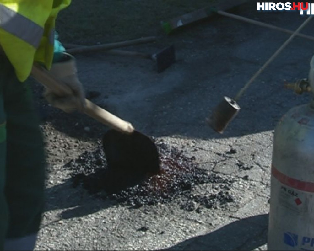 Indul az utak, parkolók, járdák és földutak karbantartása  