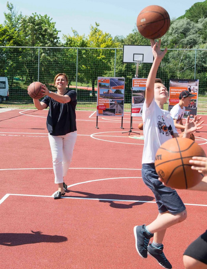 A szabadidőközpontban épített újabb kosárlabdapályák átadóján