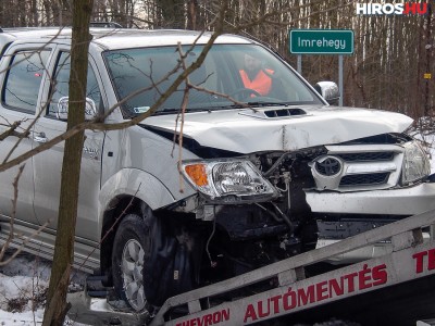 Fának csapódott egy pickup Imrehegyen, a sofőr fejsérülést szenvedett
