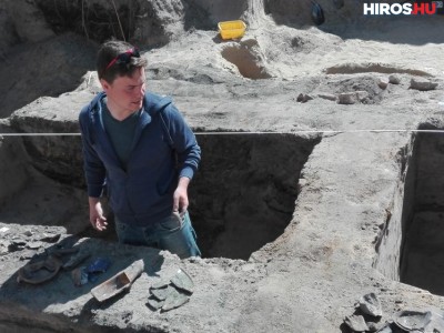 Árpád-kori fedőt találtak az ásatáson
