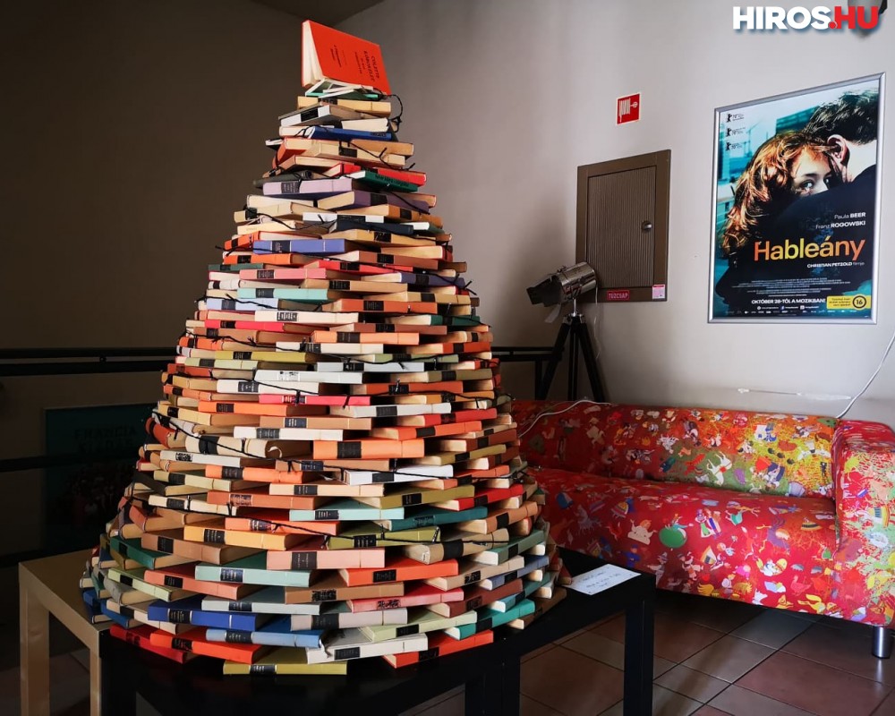 Könyvekből épült karácsonyfa az Otthon Moziban