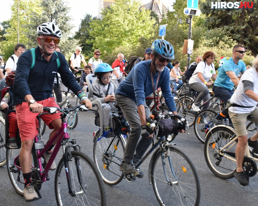 Több százan pattantak kerékpárra Kecskeméten - Videóval