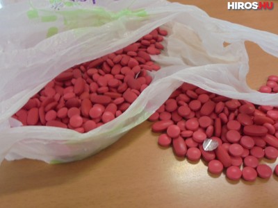 Gyanús piros tabletták lapultak a kabátban