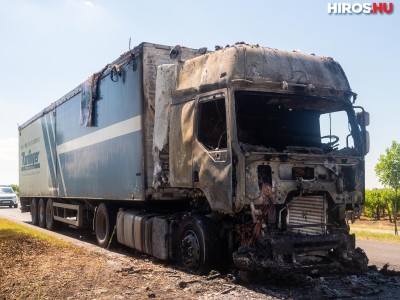 Kiégett egy kamion vezetőfülkéje Akasztónál
