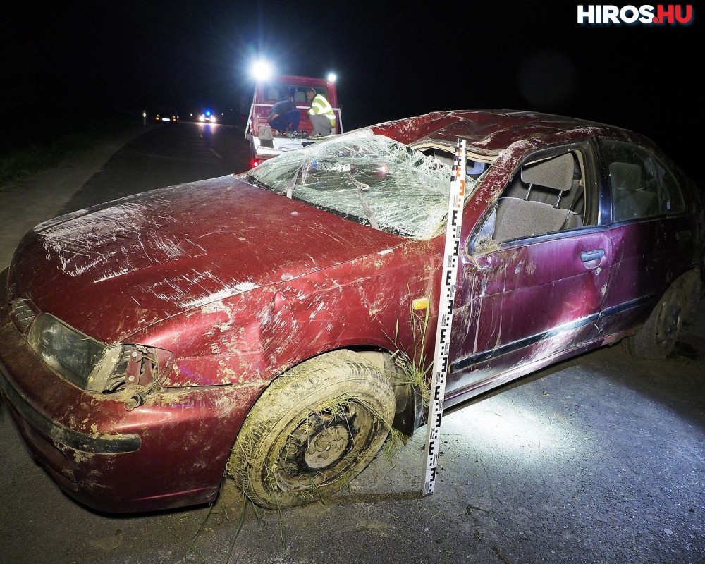 Életveszélyesen megsérült a sofőr, aki kirepült az autójából Szakmár közelében