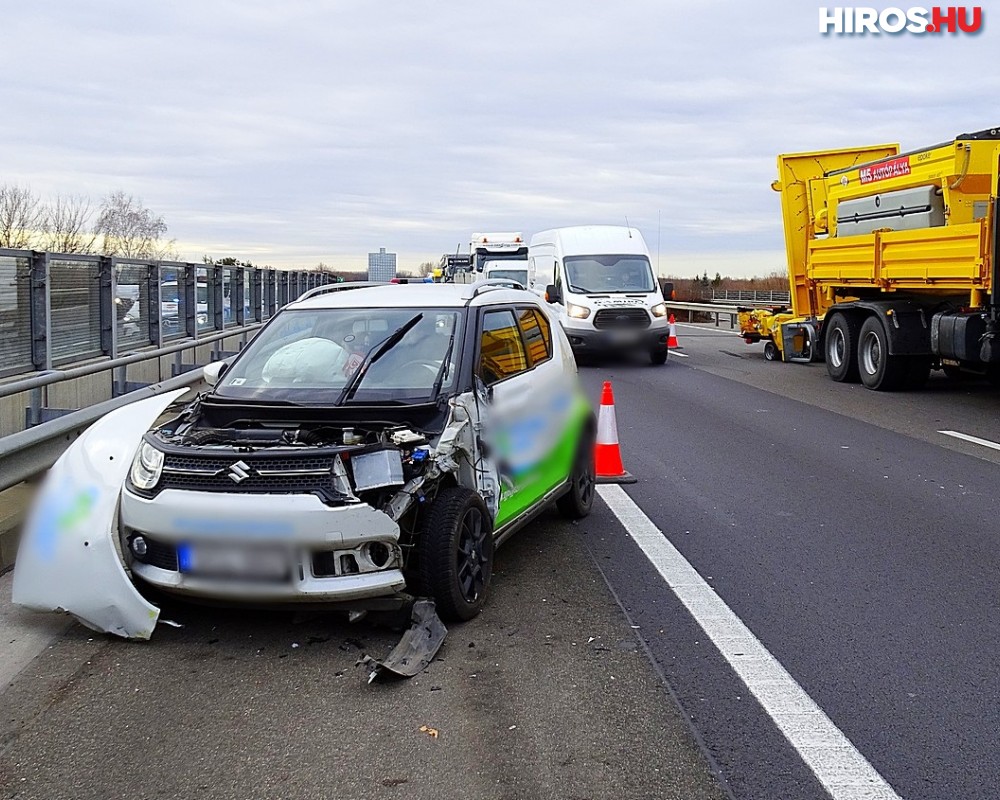 Pályafenntartó járműnek csapódott egy autó az M5-ösön