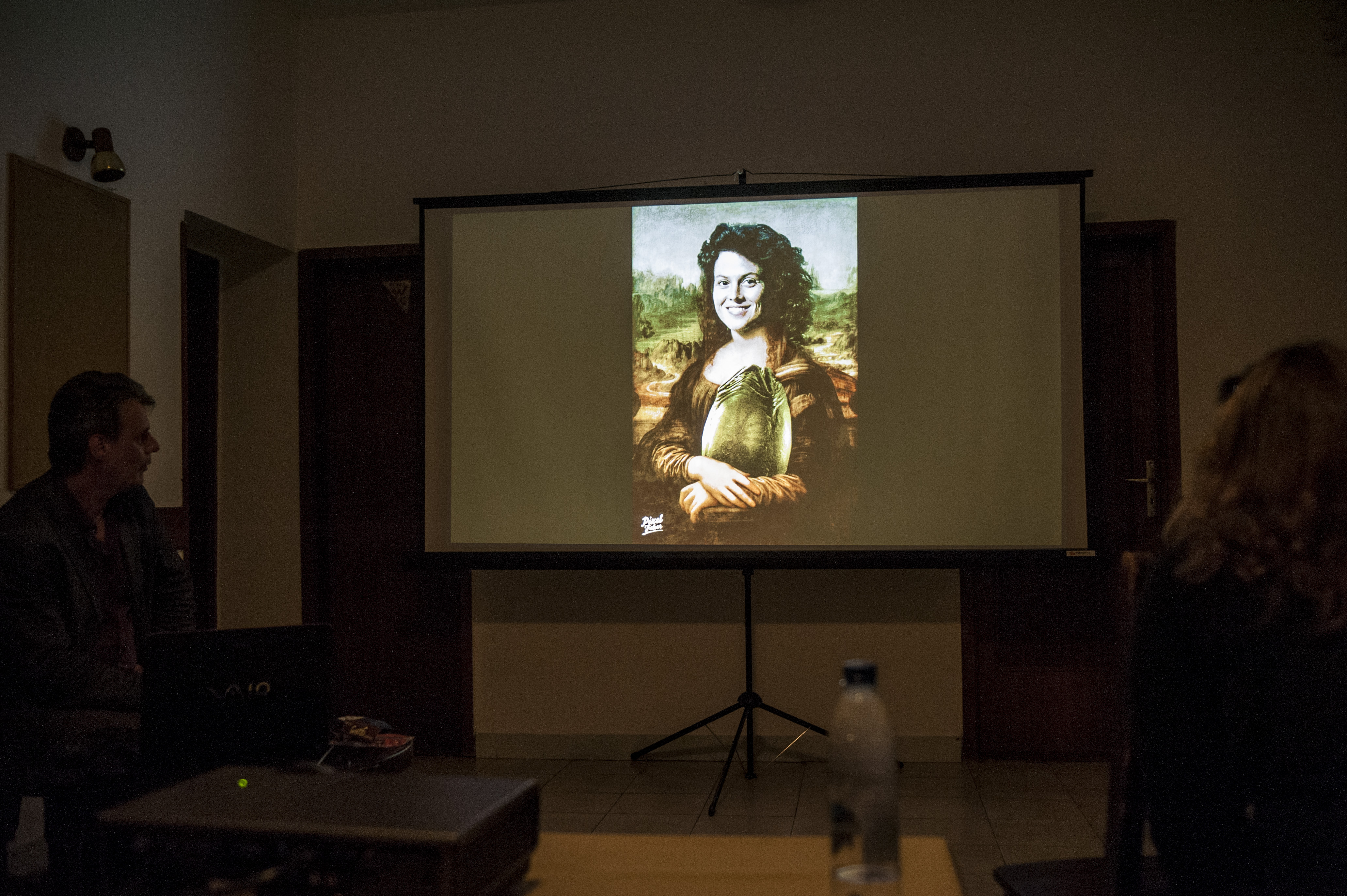 Az előadáson több Mona Lisa-átirat is látható volt, itt éppen a Nyolcadik utas a halál című film szereplője, Sigourney Weaver pózol egy alien-tojással Lisa helyén.