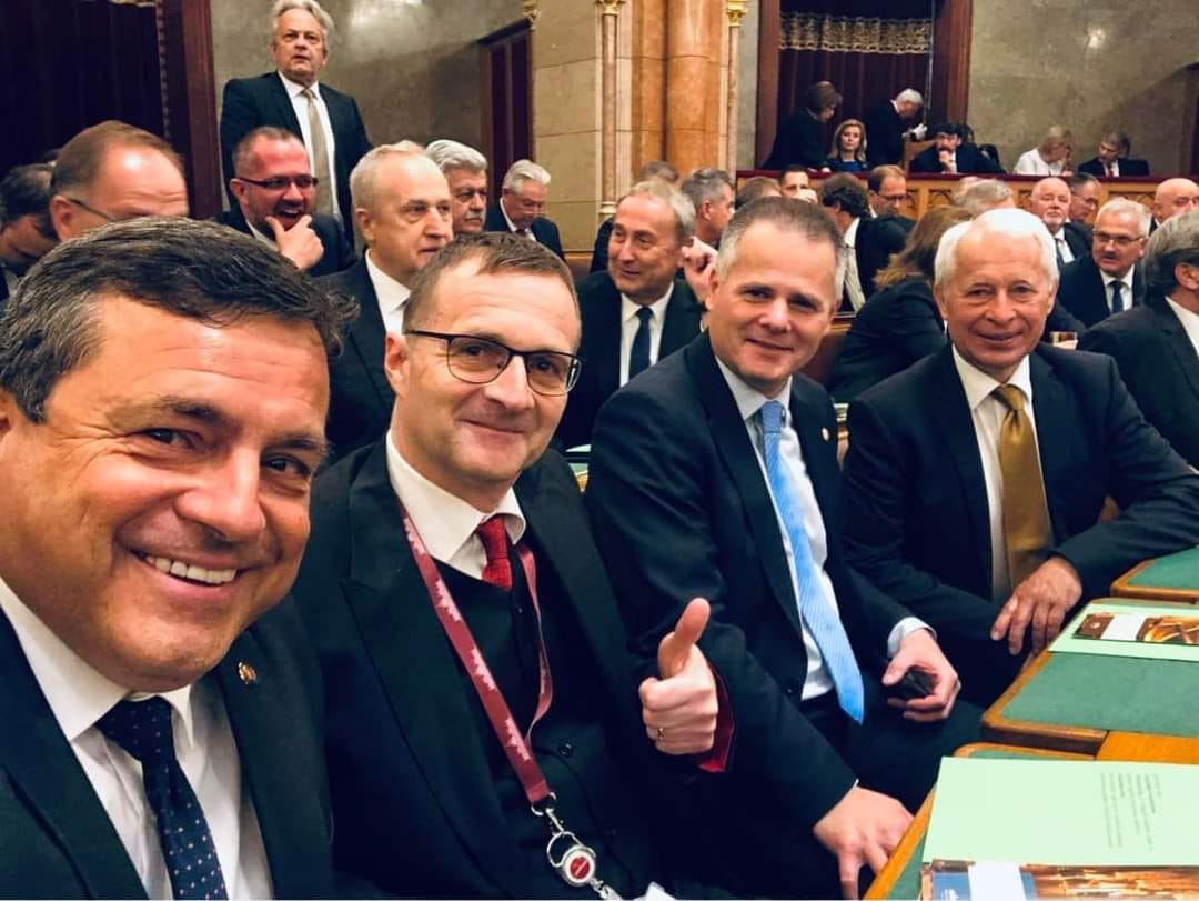 Alakuló ülés előtt az Országházban (Forrás: dr. Szeberényi Gyula Tamás Facebook-oldala)