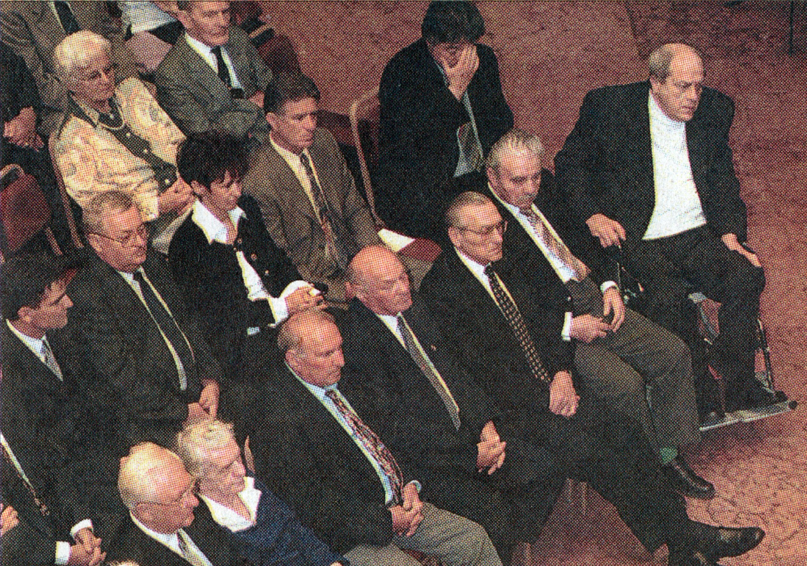 Neves sportolók – többek között Papp László, Buzánszky Jenő, Grosics Gyula és Hidegkuti Nándor – társaságában feleségével, a Kerezsi Endre-díj átvételekor (2001)