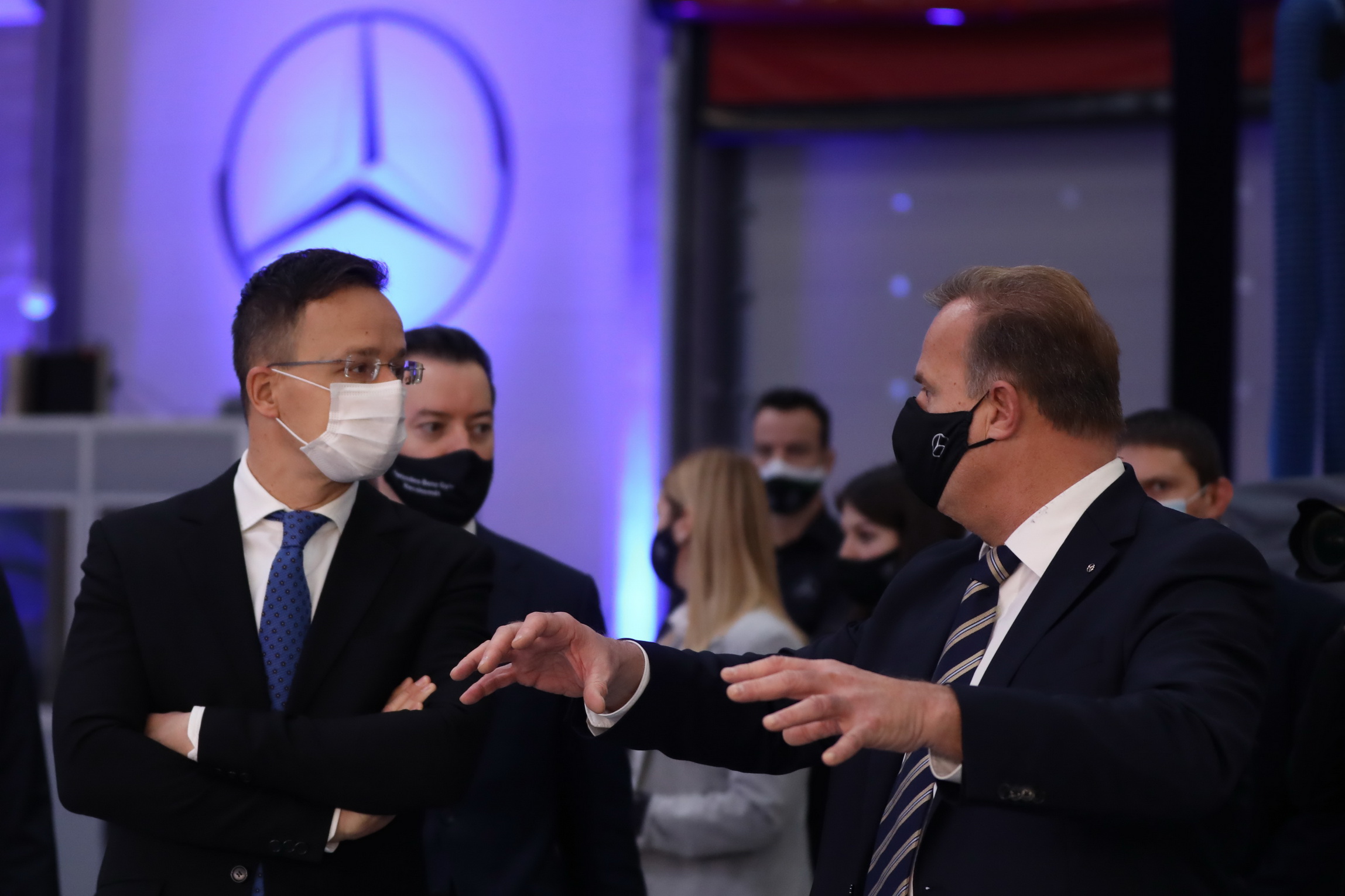 Szijjártó Péter külgazdasági és külügyminiszter és Christian Wolff, a Mercedes-Benz Manufacturing Hungary Kft. ügyvezető igazgatója az EQB beruházás bejelentő sajtótájékoztatóján