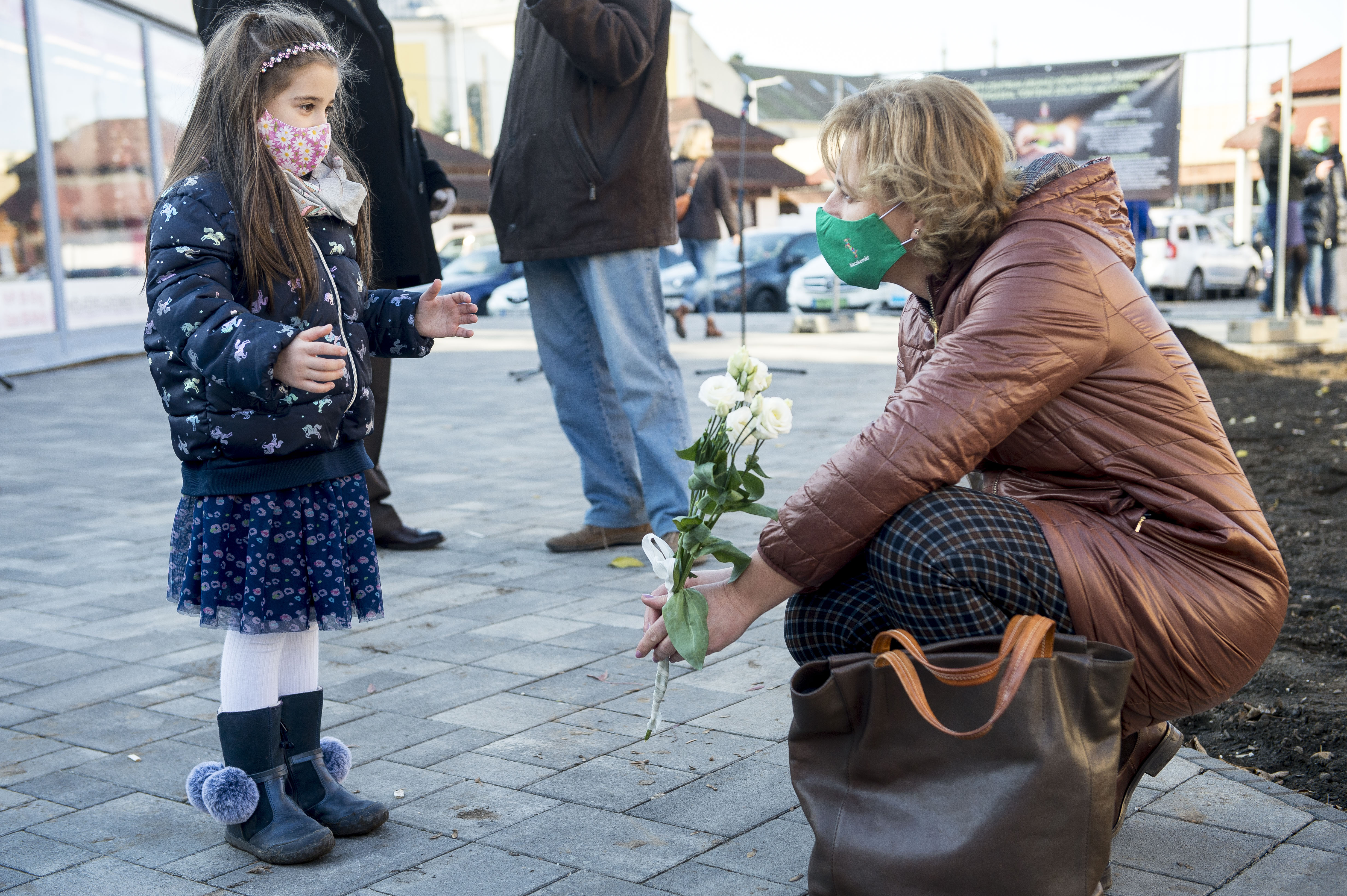 A hatéves Lőkös Vivien is részt vett a faültetésen, a munka végeztével egy virággal lepte meg a polgármestert. Édesanyjától megtudtuk, még reggel eldöntötte, hogy szeretné megajándékozni a város vezetőjét